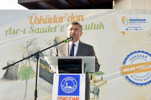 Üsküdar Belediye Başkanı Hilmi Türkmen, açılış konuşmasına Arif Nihat Asya'nın naatından bir kısmını okuyarak başladı.