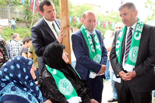 skdar Belediye Bakan Hilmi Trkmen, Gzeltepe Mahallesi yeni muhtarlk hizmet binas al ncesinde mahallelilerle sohbet etti