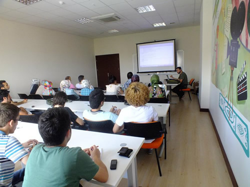 Üsküdar Gençlik Merkezi'nin ev sahipliğinde bilişim eğitimleri devam ediyor.