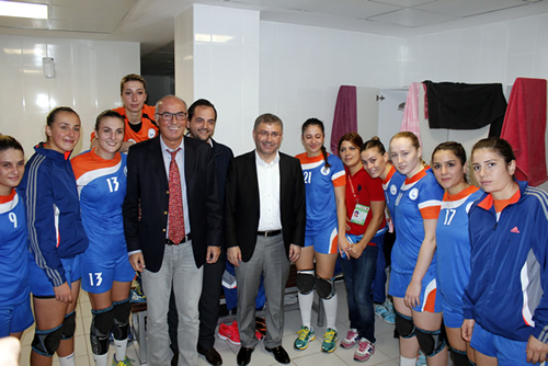 Üsküdar Belediye Başkanı Hilmi Türkmen de sporcuları ziyaret ederek kendilerine moral verdi. Sporcularla birlikte hatıra fotoğrafıda çektiren Türkmen sporculardan güzel bir galibiyet istedi.