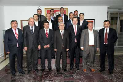 Üsküdar Çamoluklular Derneği Yönetim Kurulu Üyeleri, Vali Dursun Ali Şahin'i makamında ziyaret etti.