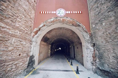 1970'li yıllardan bu yana kapalı olan Beylerbeyi Sarayı Tüneli yeniden ulaşıma açılıyor.