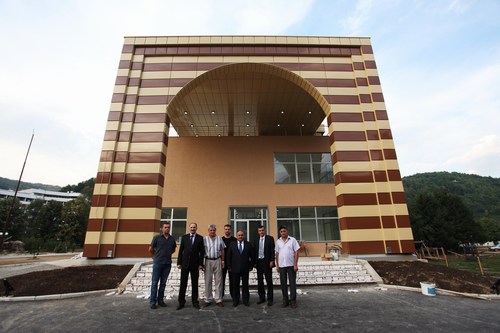 Kltr Merkezi'nin yapm almalarn yerinde incelemek iin Bosna Hersek'in Fojnica kentine giden mraniye Belediye Bakan Hasan Can ve Bosna Hersek Fojnica Belediye Bakan Salkan Merdzanic, inaat gezerek yapm hakknda bilgi aldlar.