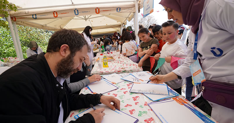 skdar Belediyesi tarafndan dzenlenen organizasyonla Valideba Korusu'nda 23 Nisan Ulusan Egemenlik ve ocuk Bayram etkinliini gerekletirildi.