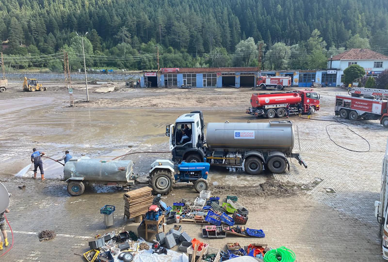 Bat Karadeniz blgesindeki etkili ar yalar sonucunda Kastamonu, Sinop ve Bartn'da meydana gelen sel ve su basknlarna yardm etmek iin yola kan skdar Belediyesi ekipleri sel blgesine ulat.