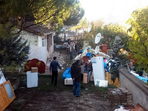 Okulun bahçesine dahil edilecek alanda bulunan evlerin yıkımı için verilen süre dolunca belediye ekipleri, sabah saatlerinde harekete geçti.