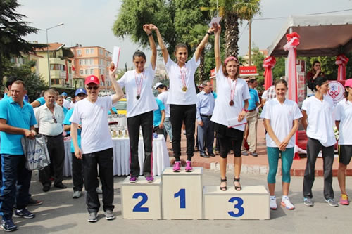 Atletizm Federasyonu tarafından Balıkesir'de düzenlenen 6. İsmail Akçay Yol Koşusu'na Üsküdar Belediyespor'un kızları damgasını vurdu.