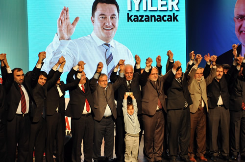 Saadet Partisi Üsküdar Belediye Başkan Adayı Erol Belen, partisinin düzenlediği aday tanıtım şöleninde projelerini ve sürprizini açıkladı.
