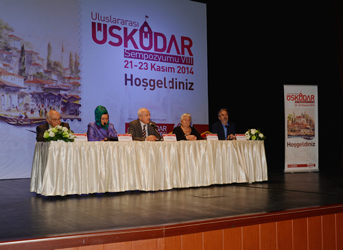 Al konumalarndan sonra sempozyum Prof. Dr. Mehmet Akif Aydn'n bakanlk ettii ve Prof Dr. skender Pala, Prof. Dr. Nurhan Atasoy, Prof. Dr. mit Meri, Uur Derman'n katldklar sunumlara geildi.