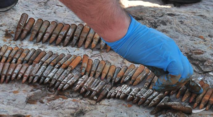 Üsküdar Salacak sahil Kız Kulesi yakınlarında midye arayan bir kişi mermi dolu poşet buldu