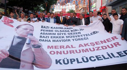 Meral Akşener'e destek vermek için Küplüce'deki evinin önüne kadar yürüyen kalabalık grup Akşener'e ''değnek' hediye etti.