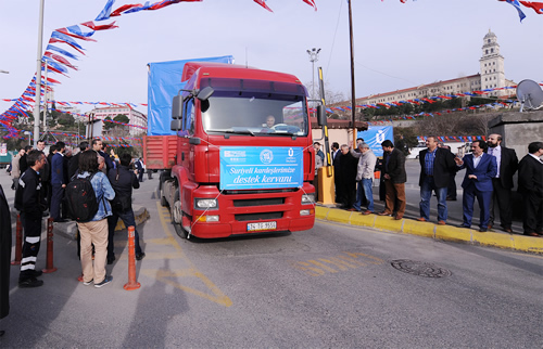 skdar Belediyesi ve Sivil Toplum Kurulularnn ibirliiyle Bayrbucak Trkmenleri iin hazrlanan 100 Tr'lk yardm konvoyu yola kt.