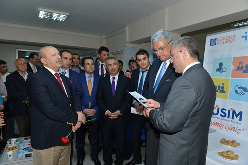 Kendisine eşlik eden Başkan Türkmen de belediyenin birimleri ve çalışmaları hakkında Bakan Bozkır'a bilgi verdi.