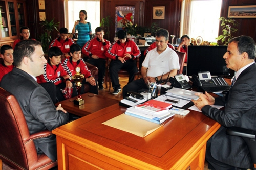 Hentbol Yıldız Erkekler Türkiye Şampiyonu olan Üsküdar Nursen Fuat Özdayı Ortaokulu hentbol takımı İstanbul İl Milli Eğitim Müdürü Dr. Muammer Yıldız'ı ziyaret etti.