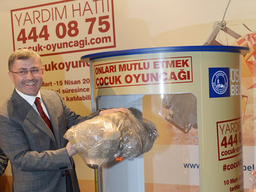 Başkan Hilmi Türkmen, elindeki oyuncak ayıyı ''Oyuncak Kumbarası''na atarak kampanyayı başlattı.