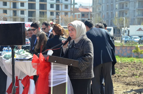 Babakan Recep Tayyip Erdoan'n ei Emine Erdoan, anakkale'de Ali Aaolu okul ncesi eitim biriminin aln yapt.