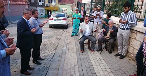 Üsküdar Belediyesi, en zor günlerinde Üsküdarlı vatandaşların yanında yer alarak acılarına ortak olmayı sürdürüyor.