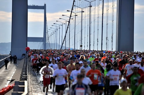35. Vodafone İstanbul Maratonu'nda rezonans riskini aşmak için Boğaziçi Köprüsü'nün bundan sonra yürüyerek geçilecek