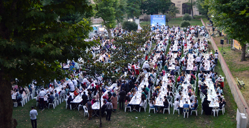 4. Geleneksel Marmara niversitesi Birlik ve Beraberlik ftar'nda bir araya gelen renciler dayanma rnei sergiledi.