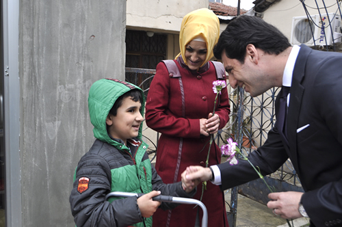 AK Parti stanbul 1. Blge Milletvekili Aday Fahri Yasin ener, AK Parti skdar le SKM'nin hazrlad programda skdar'da esnaf ziyareti yapt.