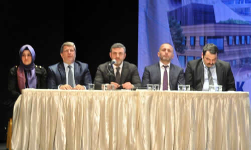 AK Parti skdar le Bakan Yardmcs Kamil Erkan'n Divan Bakanln yapt danma meclisinin al konumasn le Bakan Halit Hzr gerekletirdi.