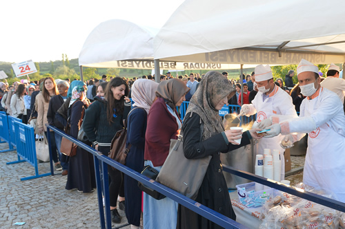 anakkale gezisi program skdar Belediyesi A Evi tarafndan hazrlanan etli pilav'n 10 bin gence datmas ile son buldu.