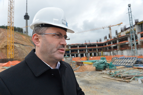 Bakan Trkmen, yapm son srat devam eden proje iin unlar syledi; ''amlca Camisi tamamlandnda yaklak 60 bin kii ayn anda secdeye gidebilecek. Caminin avlusu ile birlikte 37 bin 500 kii namaz klabilecek" dedi