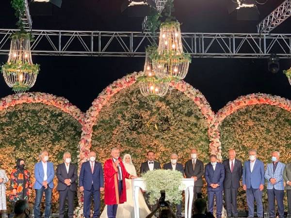 Üsküdar Belediye Başkanı Hilmi Türkmen'in kızı Betül Türkmen ile Burak Ak Üsküdar'da düzenlenen nikah töreniyle yaşamlarını birleştirdi.