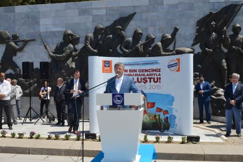 skdar Belediye Bakan Hilmi Trkmen, genlere hitaben yapt konumada; ''Burada siz genlerle birlikte olmaktan onur ve gurur duyuyorum'' dedi.