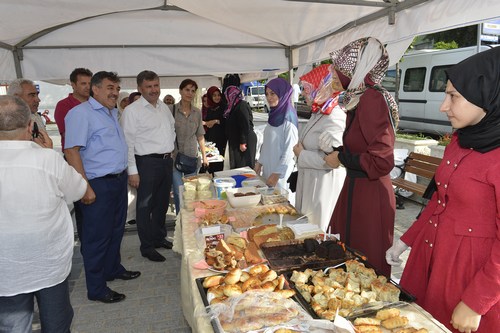 Gazze iin baka bir yardm kermesi ise Mefkre renci Kulb dzenledi.