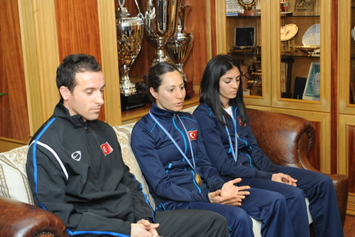 Büyük Bayanlarda şampiyonluğu kazanan Üsküdar Belediyespor takımı bugün Belediye Başkanı Mustafa Kara'yı ziyaret etti.