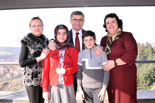 Üsküdar Belediyesi'nin bir araya getirdiği Türk, Rus ve Suriyeli aşçıların yaptığı yemekler, iç savaştan kaçarak Türkiye'ye sığınan Suriyeli çocukları dostluk sofrasında buluşturdu.