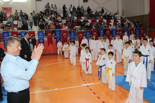 skdar Belediyesi Spor Kulb bnyesinde Uzakdou Sporlar eitim alan 750 renci bir st kuaa terfi etti.