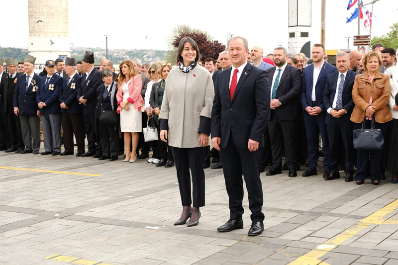 Gazi Mustafa Kemal Atatrk'n tm dnya ocuklarna armaan ettii 23 Nisan Ulusal Egemenlik ve ocuk Bayram skdar'da byk bir cokuyla kutland.