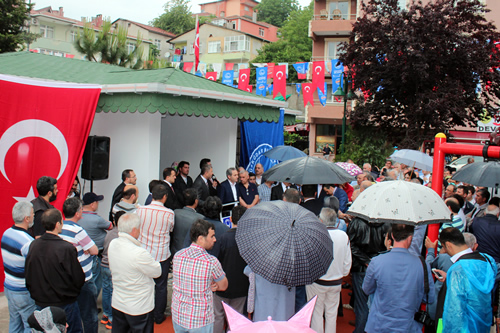 Bakan Hilmi Trkmen, Gzeltepe Mahallesi'ndeki yeni muhtarlk hizmet binasnn alnda imar konusuyla ilgili olarak aklamalar yapt