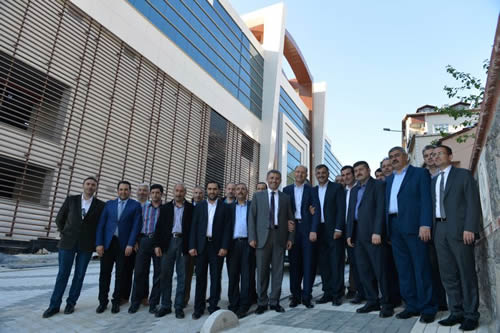Başkan Türkmen'e ziyaret sırasında başkan yardımcıları Abdullah Ayaz, Serdar Güleç, Sedat Ayyıldız, eski Üsküdar belediye başkanı Mustafa Kara, İMES Başkanı Kemal Akar ve birim müdürleri eşlik etti.