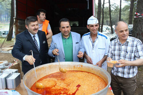 17. Yresel Kltr leni'nin olmazsa olmazlar arasnda yer alan geleneksel damak tad kekei ise Lokantac Ferhat Usta hazrlad ve datt.