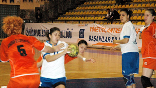 Bayanlar Hentbol Süper Ligi final serisinin ilk maçında, İzmir Büyükşehir Belediyesi'ni 26-25 yenen Üsküdar Belediyesi seride 1-0 öne geçti..