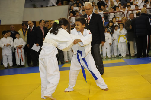 Üsküdar Belediyesi'nin Sporu Tabana Yayma Projesi kapsamında geçtiğimiz yıl üçüncüsü düzenlenen Spor Oyunları, bu yıl da 19 Nisan Salı günü Burhan Felek Atletizm Sahası ve Kubbe Salon'da gerçekleştirilecek.