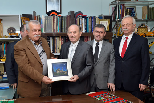 stanbul Bykehir Belediye Bakan Kadir Topba, skdar Belediye Bakan Hilmi Trkmen ile birlikte inas devam eden amlca Camii'ni ziyaret ederek yetkililerden son durum hakknda bilgi aldlar.