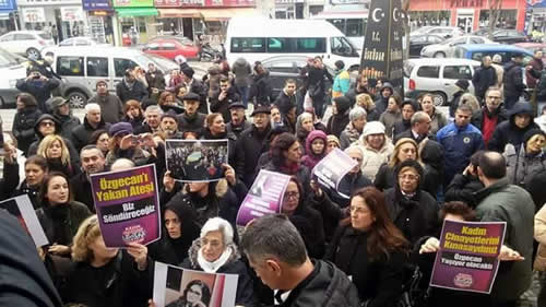 Türkiye'nin gündemine bomba gibi düşen Özgecan Aslan cinayetinin ardından CHP Üsküdar Kadın Kolları bir basın açıklaması yaptı.