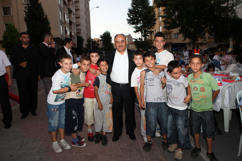 mraniye Belediyesi tarafndan verilen mahalle iftarlar Namk Kemal ve Esenevler Mahalleleri ile devam etti.