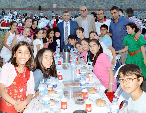 Mehmet Akif Ersoy Mahallesi'nde dzenlenen sokak iftarnda mahallelilerle buluan skdar Belediye Bakan Hilmi Trkmen, imar sorununun yl sonuna kadar zlecei mjdesini verdi.