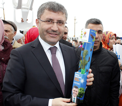 Üsküdar Meydanı'nda vatandaşlara hitap eden Türkmen, seçimi kazanması halinde ilçe için hayalindeki ''Çılgın Proje''yi de açıkladı.