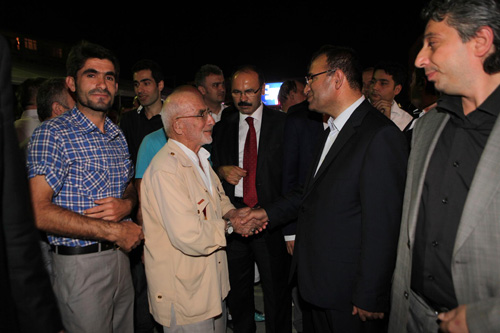 Yapılan konuşmaların ardından Başbakan Yardımcısı Bekir Bozdağ, Başkan Hasan Can ve diğer konuklar, Ümraniye Belediyesi'nin Ümraniye Meydanı'nda düzenlediği Ramazan etkinlikleri alanına geçtiler.