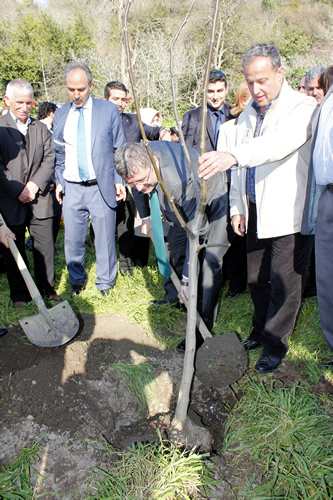 Kuzguncuk Bostan fidan dikim treni Kuzguncuk Mahallesi sakinlerinin de youn katlmyla gerekletirildi.