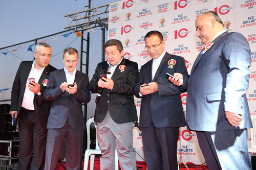 Ak Parti'nin 10. Yıl Etkinlikleri kapsamında yurt çapında düzenlediği iftar yemeklerinden biri de Ümraniye'de verildi.