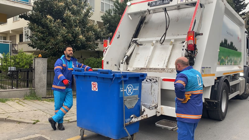 Sanat Alian skdar Belediyesi doa dostu personelleriyle birlikte skdar sokaklarnda bir gnn geirerek ''skdar'da Dnm Modeli'' projesi srelerinin her safhasna katlm salad.