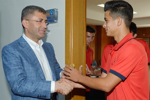 Üsküdar Belediye Başkanı Hilmi Türkmen, Amatör Lig'de iki ayrı kategoride dereceye giren Bağlarbaşı Spor Kulübü'nün genç sporcularını misafir etti.