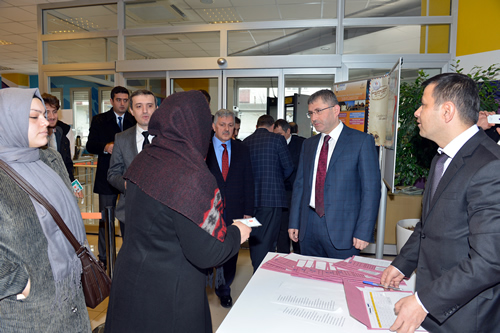 skdar Belediye Bakan Hilmi Trkmen, burslarn datld Genlik Merkezi'ne gelerek Sosyal ler Mdr Zekeriya anler'den bilgi ald.